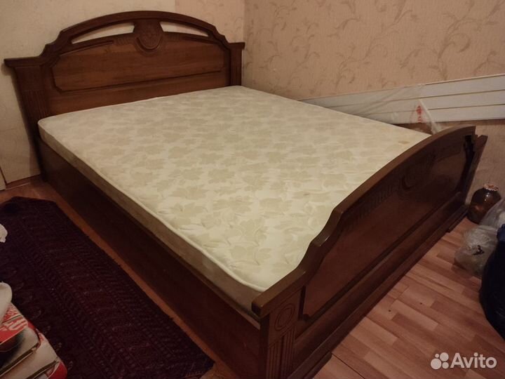 Кровать