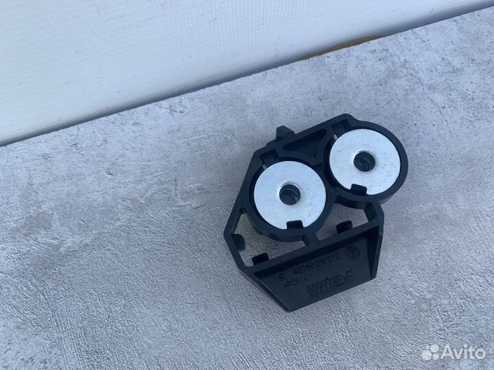 Кронштейн фары правый Mercedes A2056260312