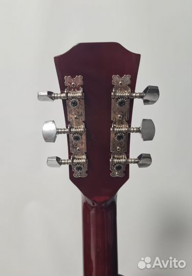 Полноразмерная акустическая гитара