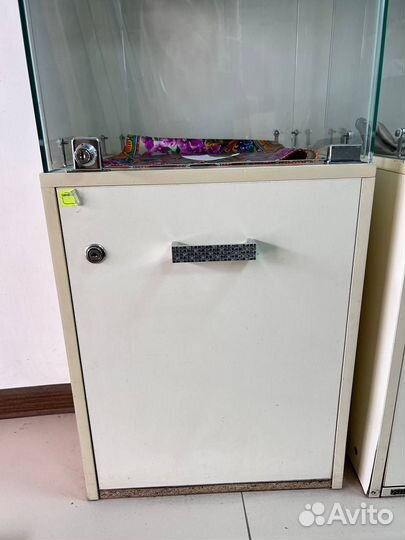 Стеллаж стеклянный