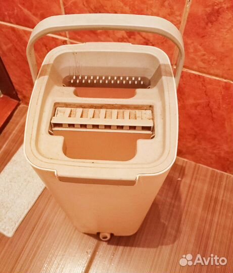 Швабра и ведро с отжимом