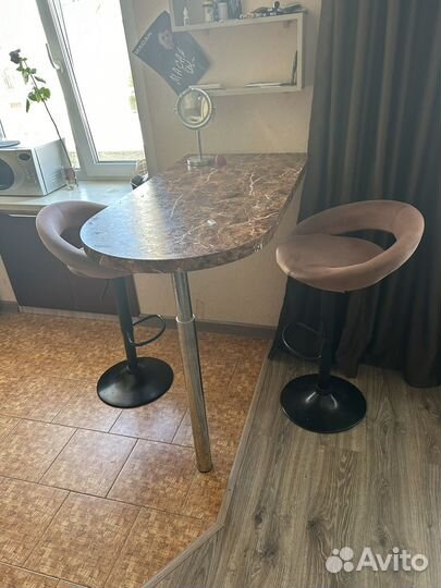 Барный стол со стульями