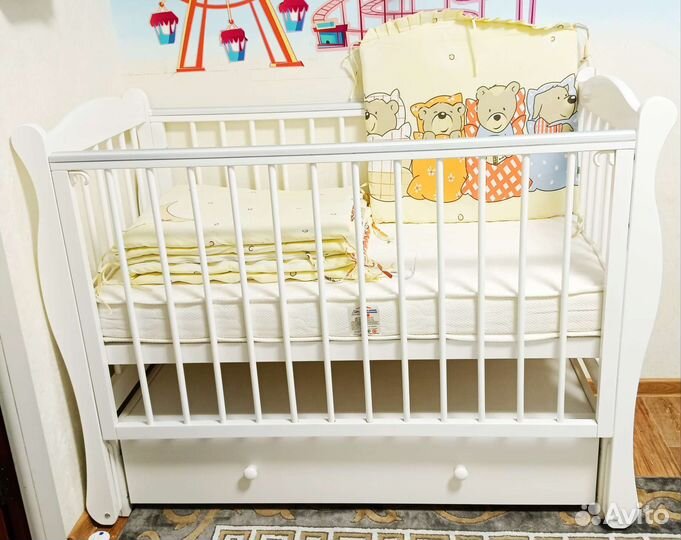 Детская кроватка с матрасом и бортиками