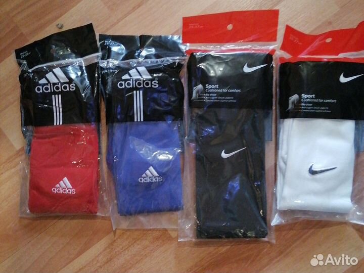 Футбольные мячи Adidas и гетры