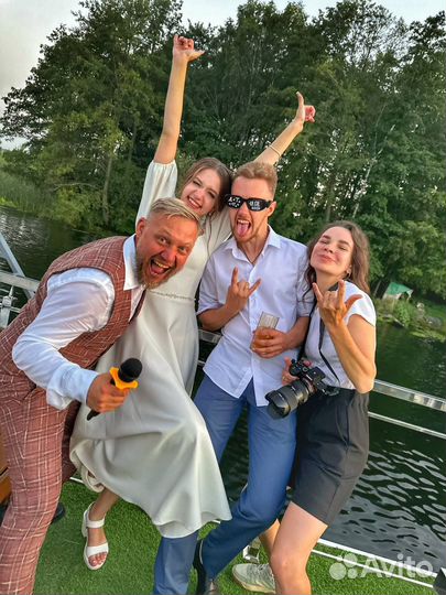 Ведущий с DJ и оборудованием