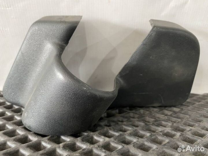 Накладка кронштейна зеркала лев. Volvo FH5