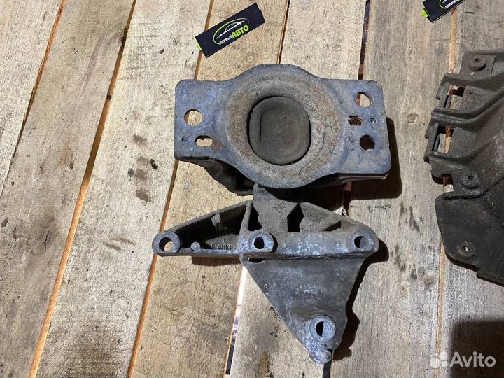 Крепеж двс Renault Symbol