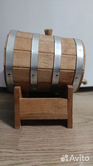 Жбан, бочка на маленькой подставке