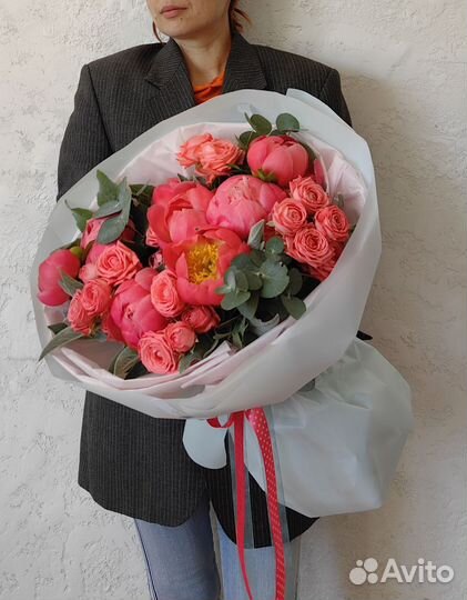 Пионы с розой