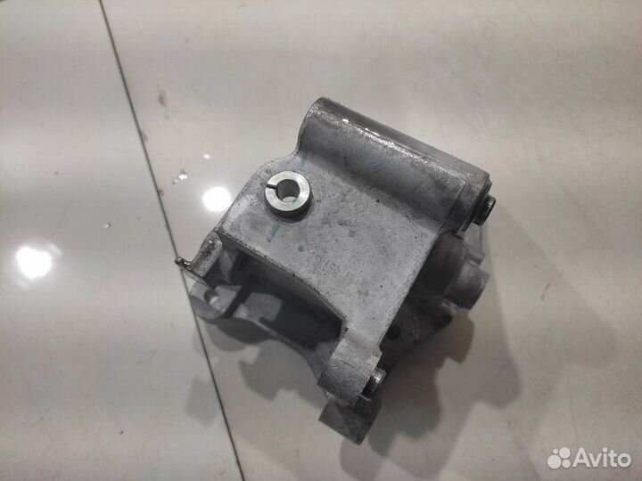 Кронштейн помпы (Mitsubishi Pajero Sport III)