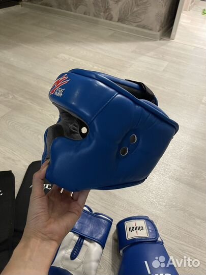 Боксерские перчатки, шлем