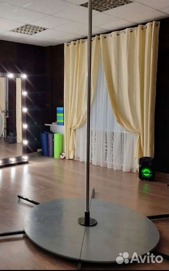 Пилон с подиумом