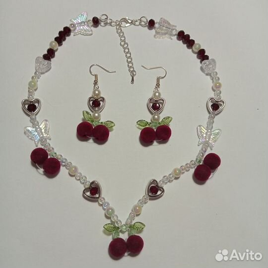 Комплект украшений: серьги и ожерелье из бусин