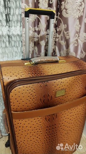 Чемодан на колесах большой