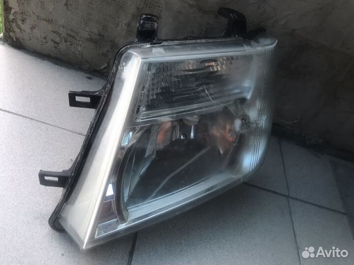 Фара левая галоген рест Nissan Navara D40