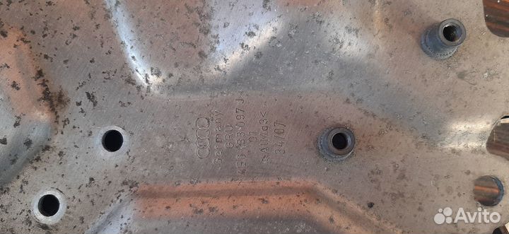 Кронштейн воздушного насоса Audi A8 D3 2008г