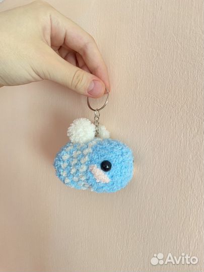 Вязаный брелок пчелка