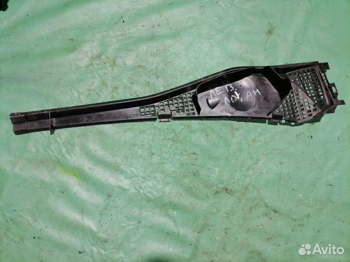 Решетка стеклоочистителя Renault Logan