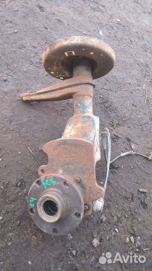 Передний левый кулак Audi 100c4 a6c4 443407257C