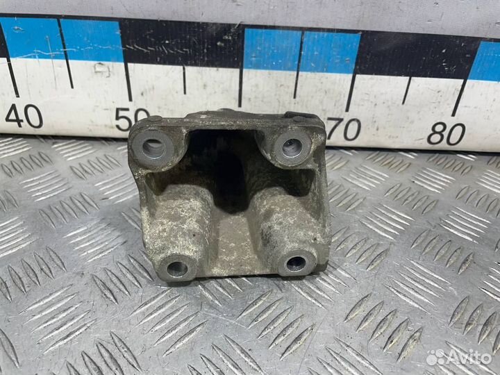 Б/У Кронштейн двигателя правый#002