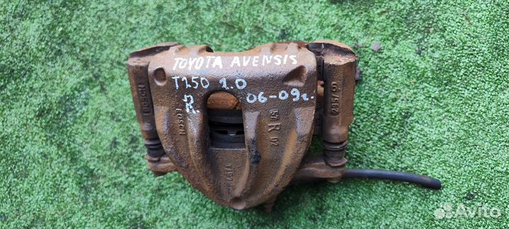 Передний правый суппорт Toyota Avensis T250
