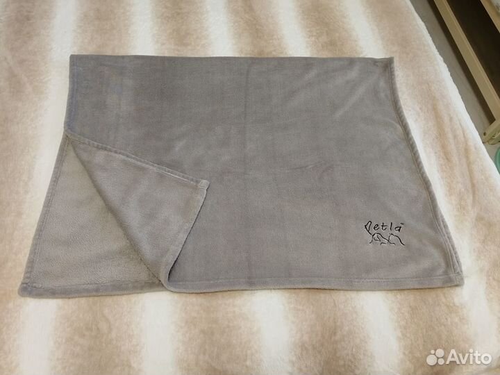 Лежанки, пледы и переноски для животных новые