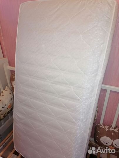 Детская кроватка с маятником