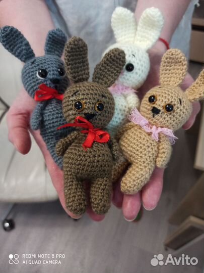 Вязаный зайка в морковке. Амигуруми