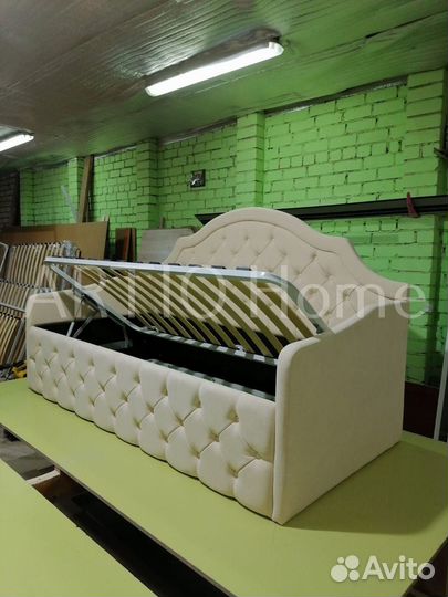 Детская кровать с мягкой спинкой