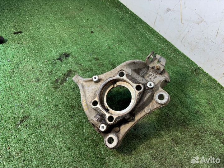 Поворотный кулак передний правый Volkswagen Passat