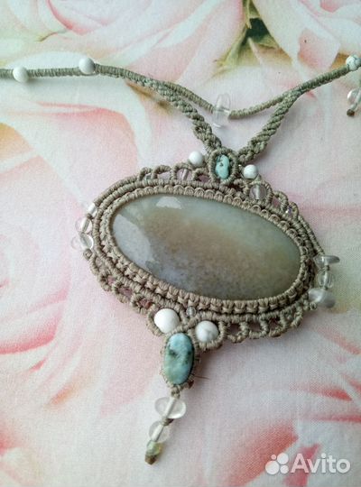Колье с нефритом