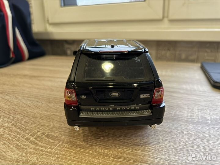 Модель Burago 1:18 Range Rover Sport