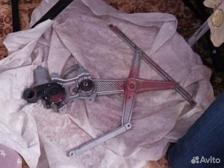 Обшивка двери передняя правая на Toyota Vitz