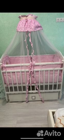 Детская кроватка с маятником и ящиком