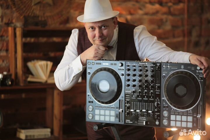 Диджей с аппаратурой