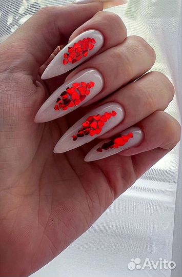 Маникюр и педикюр в салоне