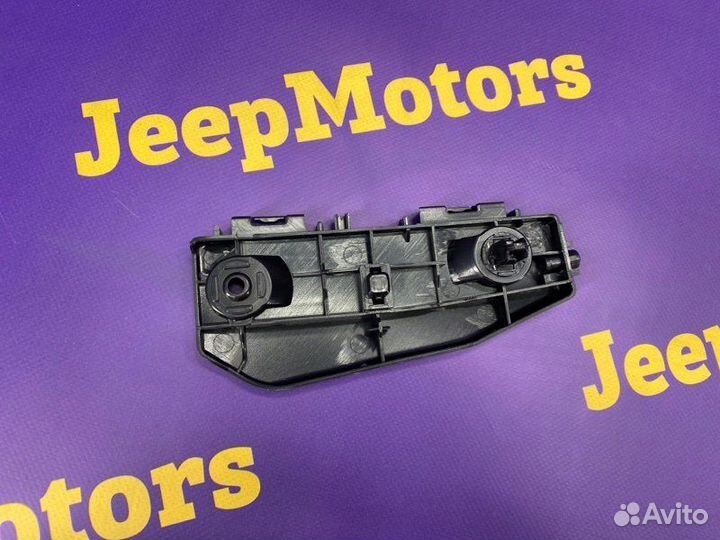 Крепление бампера переднее правое Toyota Land