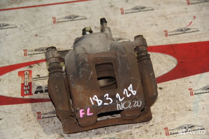 Суппорт перед лево c Toyota Raum NCZ20 1NZ-FE