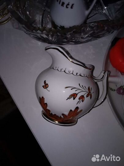 Блюдца, молочники и фруктовница