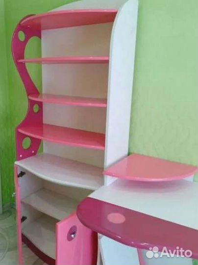 Детская мебель: стол, тумбочка, стеллаж