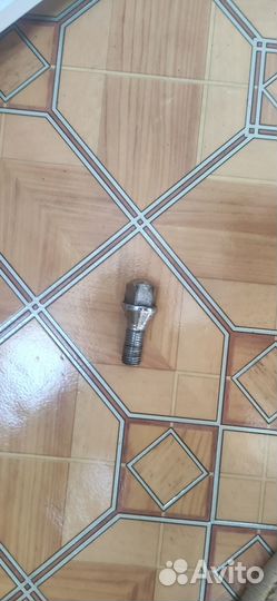 Продам болты на колесные диски Opel Astra