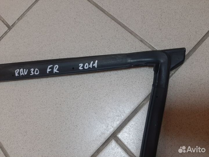 Уплотнитель двери передний правый RAV 4 30