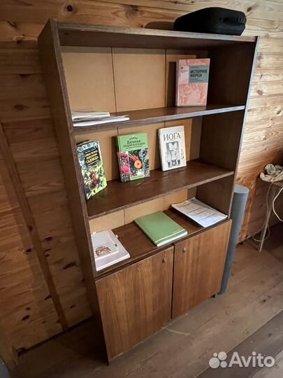 Книжный шкаф