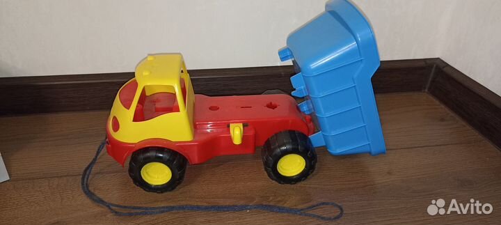 Игрушки для мальчика машинки гараж светофор