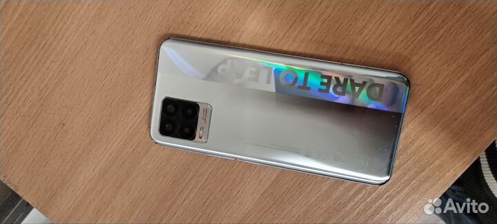 Телефон realme 8