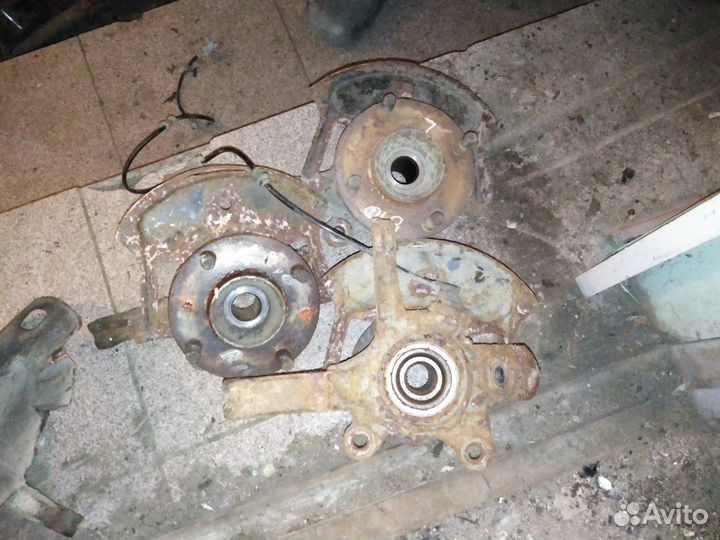 Поворотный кулак Nissan Almera Classic