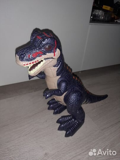 Динозавр игрушка ходит и издаёт звуки