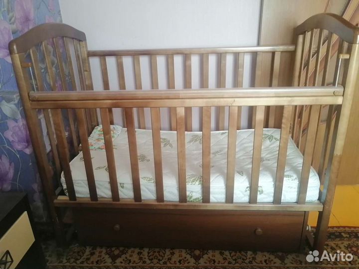Детская кроватка с маятником и ящиком