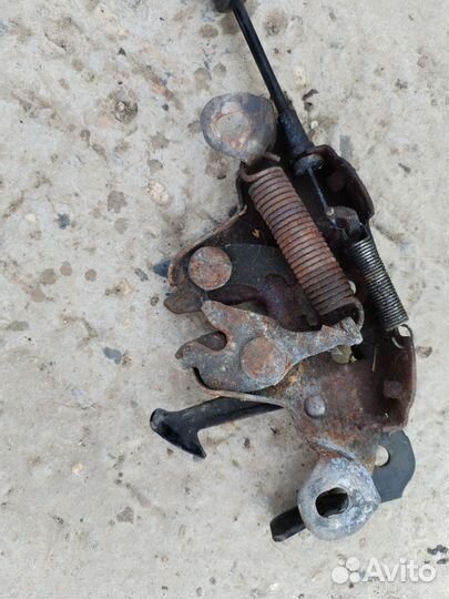 Замок капота на Nissan Micra/March на правый руль