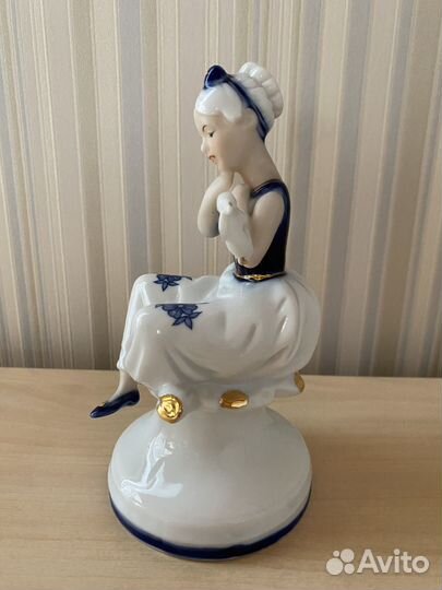 Фигурка девушки с зайчиком